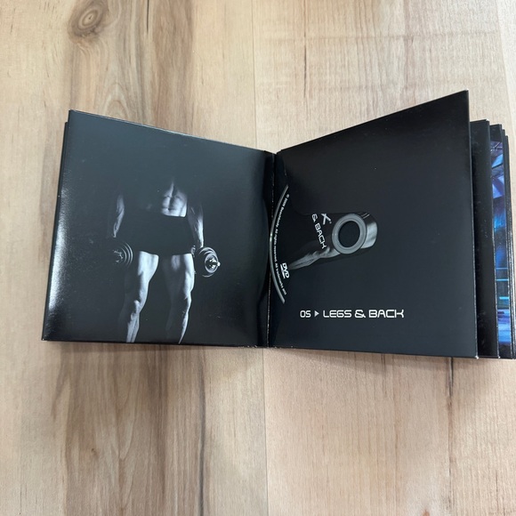 P90X Home Fitness Beach Body 12 Disc Set w/ Resistance Bands and Nutrition Plan - Picture 5 of 11